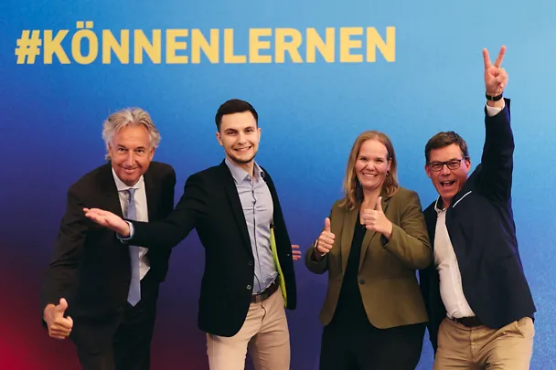 Foto: Auszeichnung des ehemaligen Auszubildenden Simon Gambke durch die IHK zu Kiel Foto: Auszeichnung des ehemaligen Auszubildenden Simon Gambke durch die IHK zu Kiel