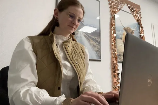 SCHAUMANN-Auszubildende Kjara Vierth beim mobilen Arbeiten