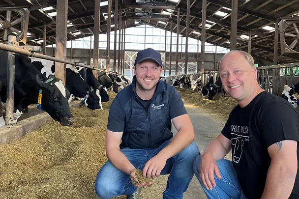 SCHAUMANN-Gebietsleiter Steffen Billerbeck (l.) mit Betriebsleiter Kristian Kröger
