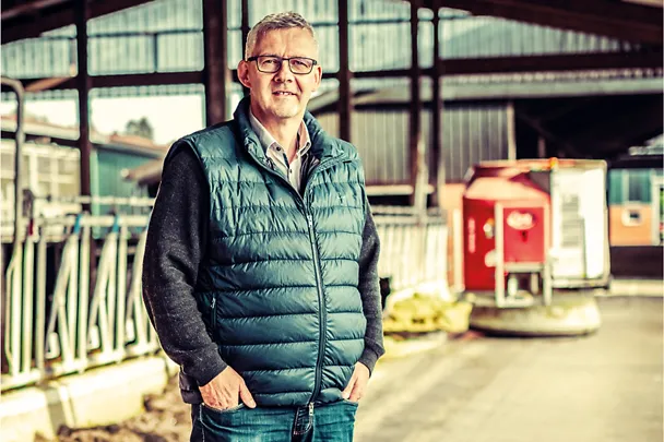 Portrait Götz Resenhoeft, Geschäftsführer von Gut Hülsenberg, im Kuhstall