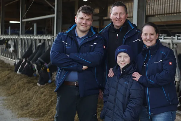 SCHAUMANN-Fachberater Jannis Adamczyk mit Familie Kummer