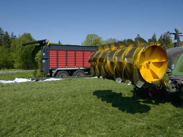 Befüllen von Fahrsilos mit Grassilage Befüllen von Fahrsilos mit Grassilage
