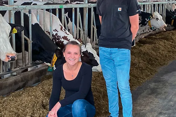 Mitarbeitende der Dringenburg-Milchvieh GbR im Kuhstall