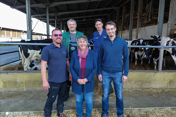 Mitarbeitende der Agrargesellschaft Kandelin und Steffen Erdmann