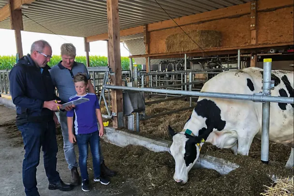 Christian Paulsen mit Sohn Lasse und SCHAUMANN-Handelsvertreter Andreas Albertsen (li.)