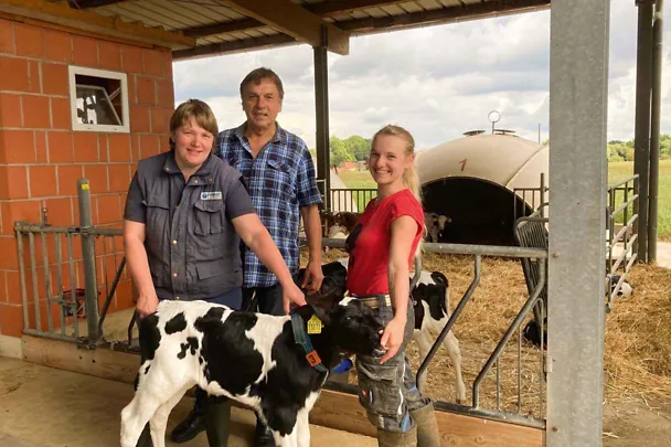 Herdenmanagerin Astrid Gierth, SCHAUMANN-Handelsvertreter Christian Munder, Kälberpflegerin Marlen Pollack (von links)