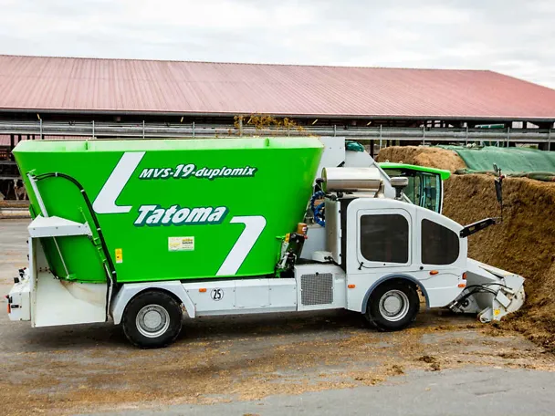 Selbstfahrender Futtermischwagen lädt Futter