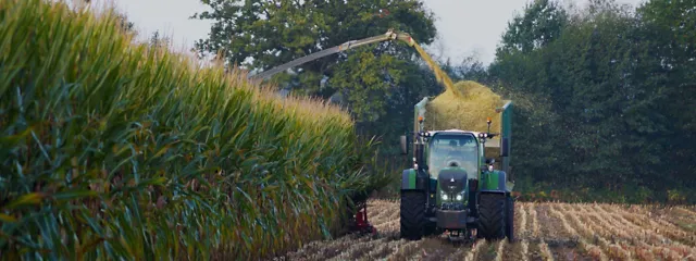 dies ist ein Trecker während der Maisernte ... 