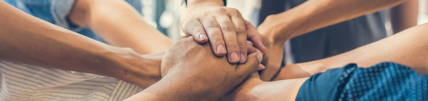 Personen mit ihren Händen symbolisieren das SCHAUMANN-Netzwerk