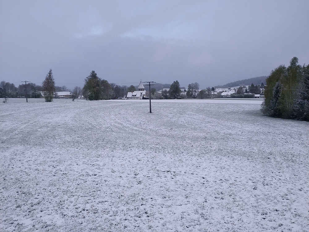 Schnee auf Grünland