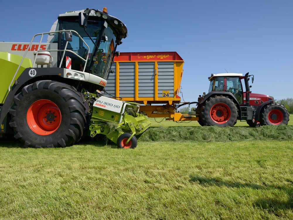 Foto: Grasernte mit Traktor und Häcksler