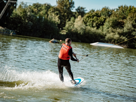 Person auf Wakeboard